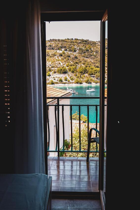 Fully Renovated One Bedroom Apartment With A Seaview - A Севид Экстерьер фото